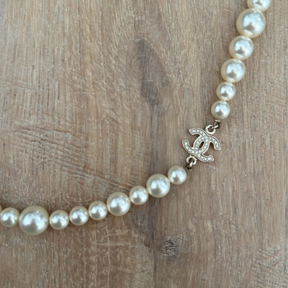 Like New! CHANEL pearl necklace - Picture 4 of 9